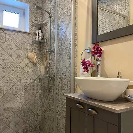 Pristine 1br In Center- Free Parking & Coffee Machine Apartment *