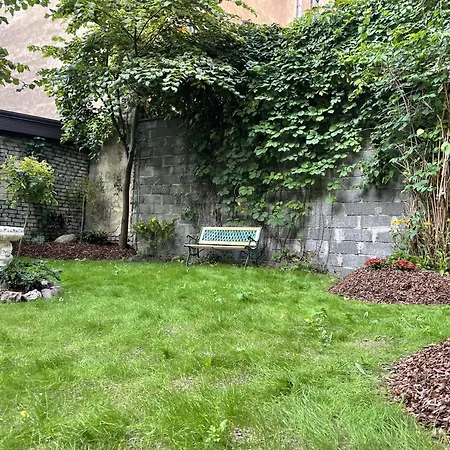 Daire Pristine 1br In Center- Free Parking & Coffee Machine