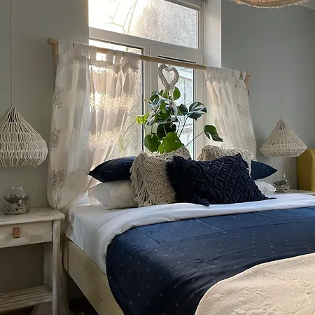 Pristine 1br In Center W/ Patio And Parking