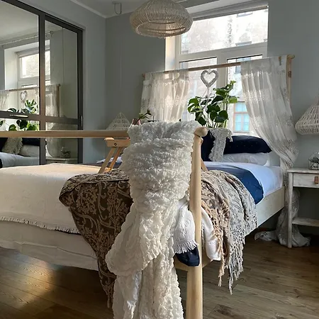 Pristine 1br In Center W/ Patio And Parking