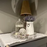 Pristine 1br In Center- Free Parking & Coffee Machine