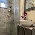 Pristine 1br In Center- Free Parking & Coffee Machine Apartamento